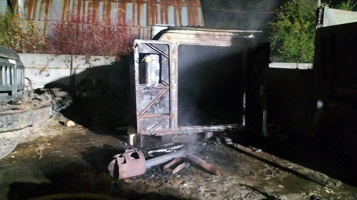 У пожежі на автостоянці у Львові загинули троє людей