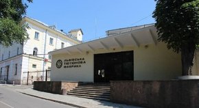 Слідчі ДБР провели обшуки на тютюновій фабриці у Винниках