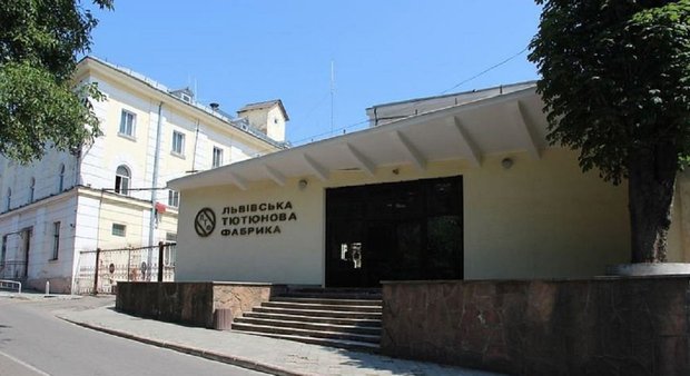 Слідчі ДБР провели обшуки на тютюновій фабриці у Винниках
