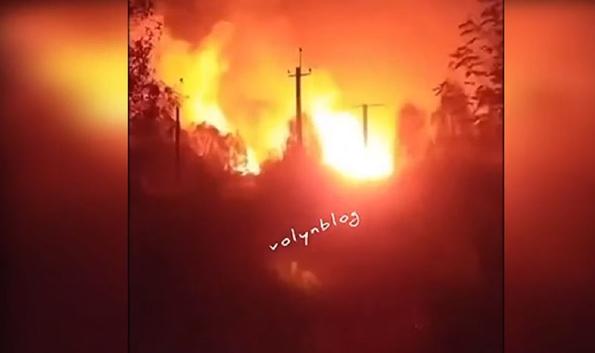 На Волині під час гасіння пожежі на пилорамі перекинулась пожежна машина
