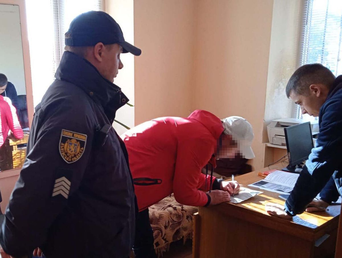 Через фейкове замінування із залізничного вокзалу у Львові евакуювали 200 людей