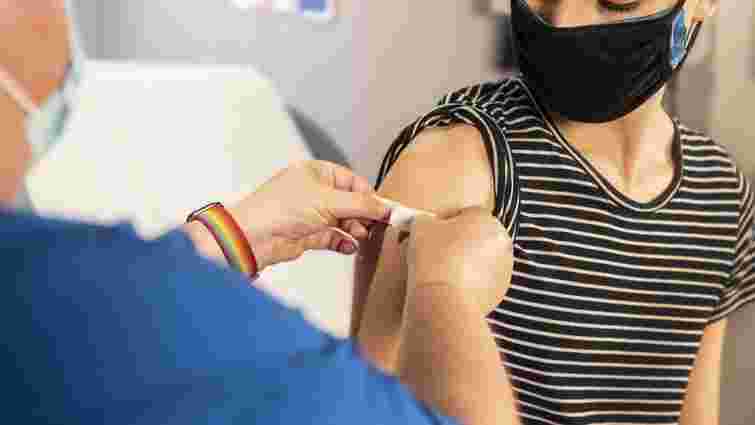 МОЗ планує почати масову вакцинацію підлітків від коронавірусу