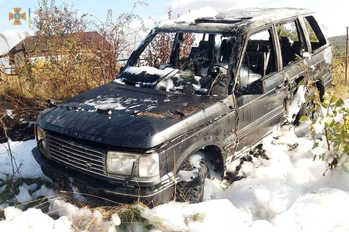 Під час переїзду польової дороги під Мукачевом згорів Range rover