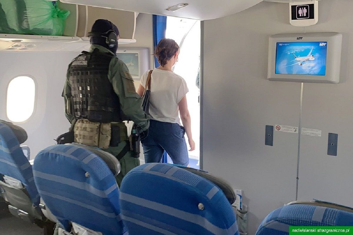 Двох українців оштрафували за сварку на борту літака Львів – Варшава