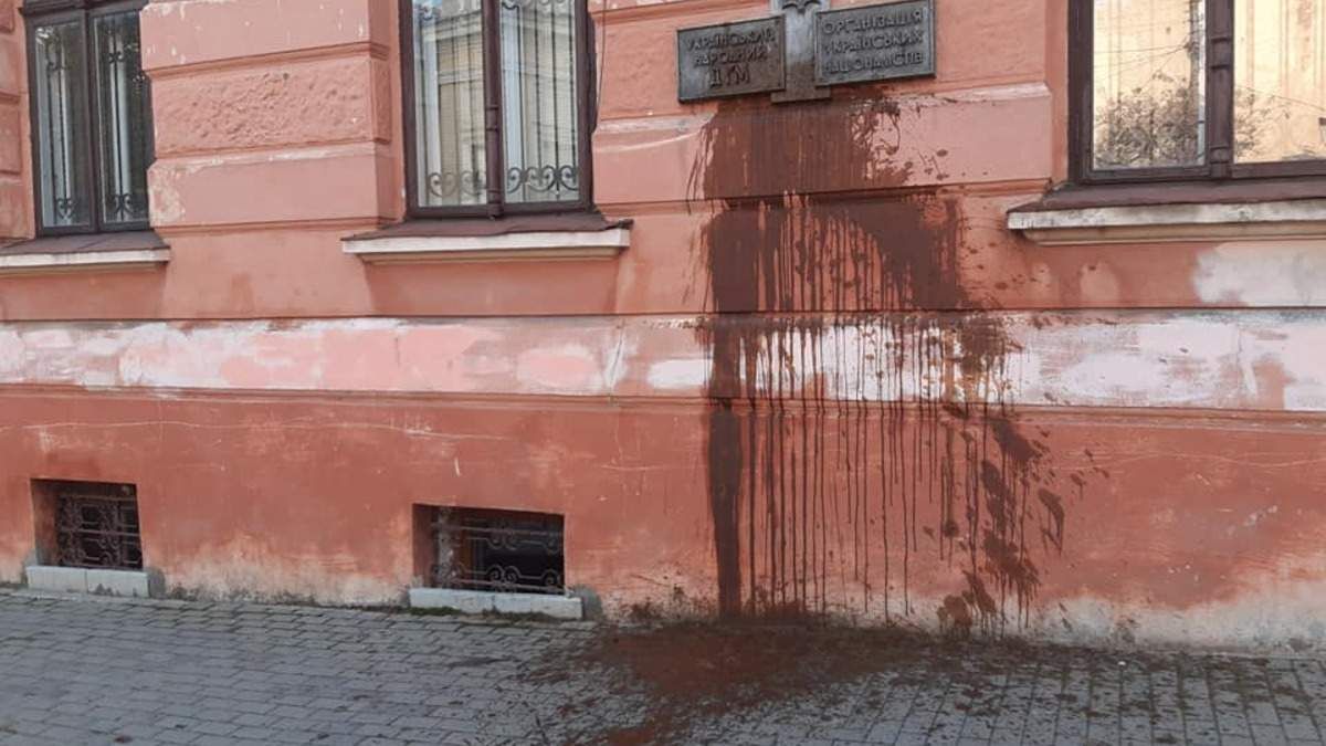 Поліція затримала 63-річного чернівчанина, який облив нечистотами Народний дім