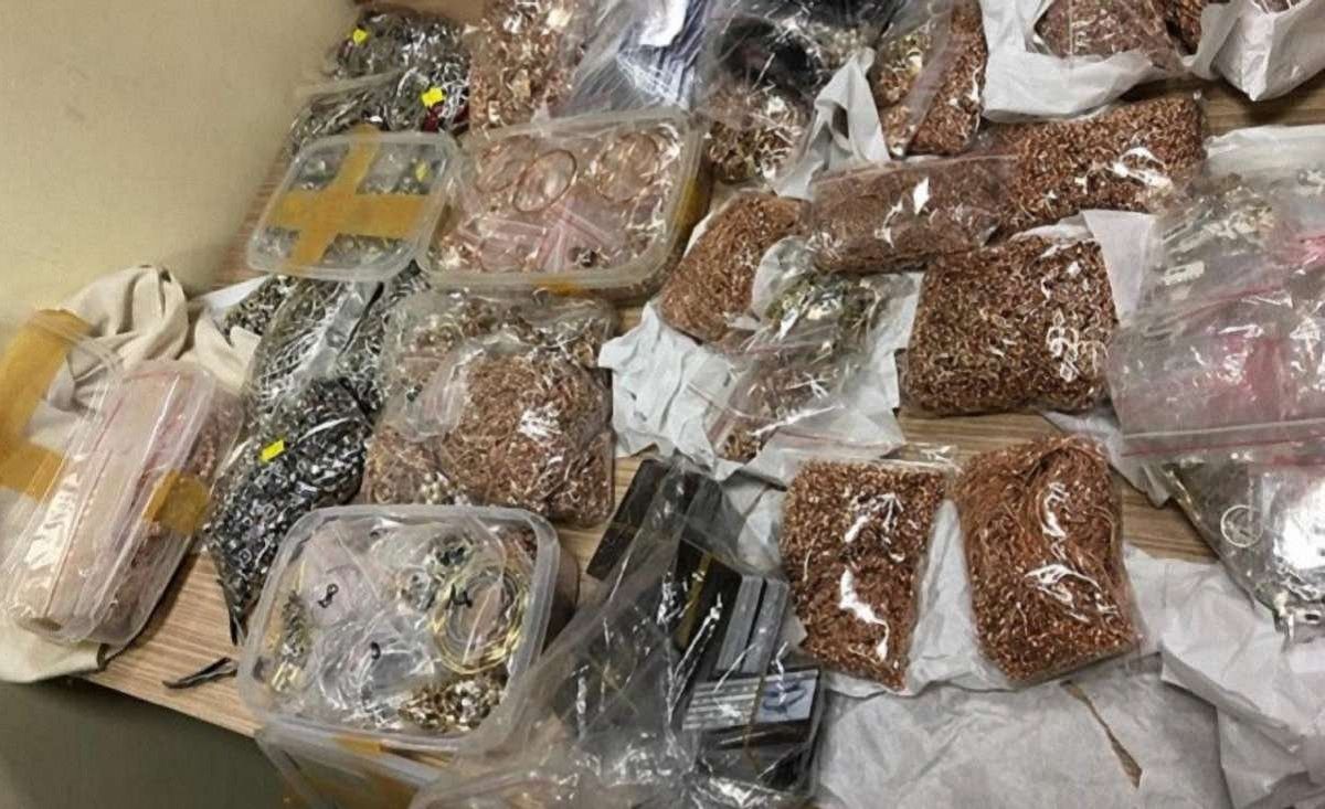 Львівський слідчий СБУ отримав вирок за повернення контрабандисту 24 кг коштовностей