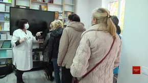 У 13 львівських школах облаштували пункти вакцинації для освітян