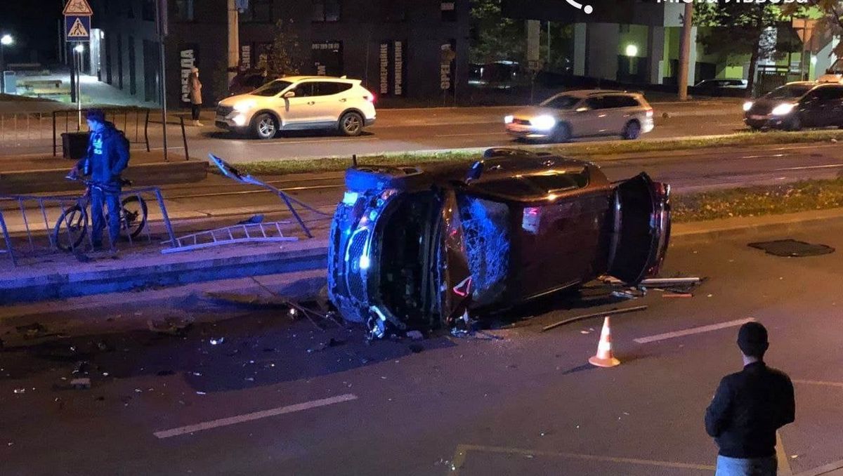На вулиці Стуса внаслідок ДТП водій зніс огорожу біля трамвайної зупинки
