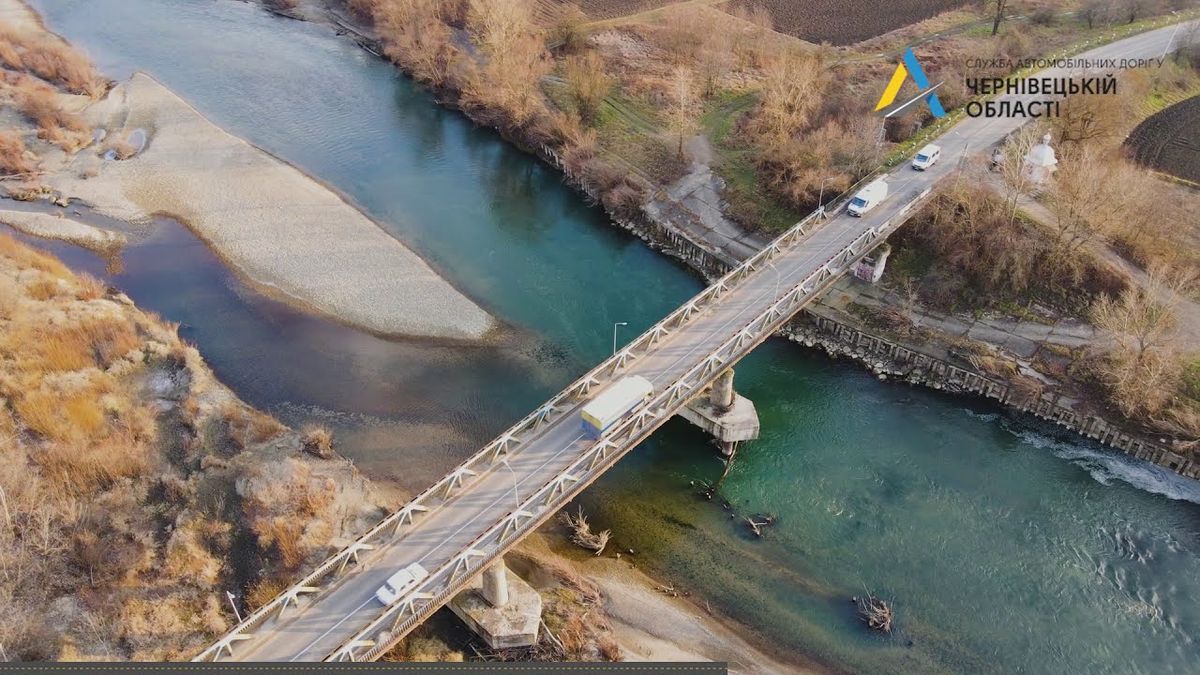 Через ремонт дороги на Буковині перекрили міст над Прутом