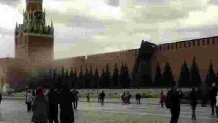У Москві сильний вітер пошкодив стіну Кремля
