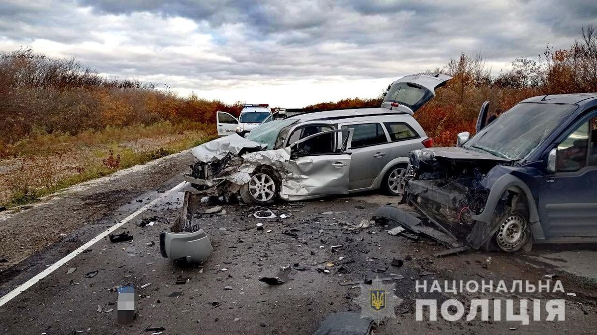 Унаслідок зіткнення легковика з мікроавтобусом на Рівненщині травмувалися п’ятеро осіб