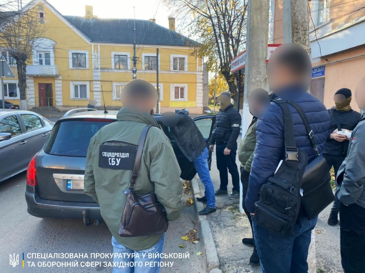 Працівника рівненського військкомату затримали на хабарі у 600 доларів