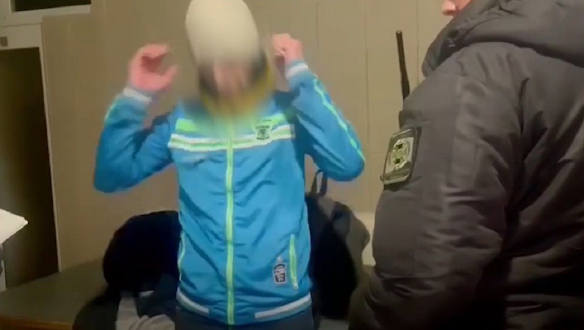 38-річний українець намагався провезти через кордон наркотики у власному шарфі