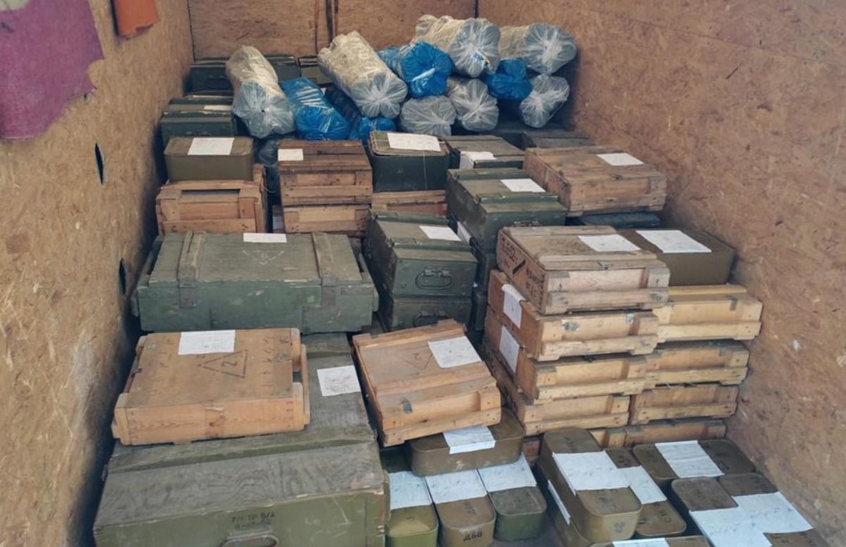 На території роти поліції «Кривбас» на Донеччині виявили незаконний арсенал
