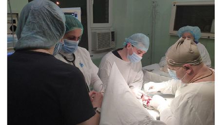 Львівські лікарі ампутували пальці дворічній дівчинці, яка запхала руку у м'ясорубку
