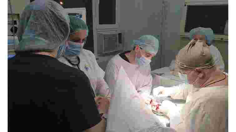 Львівські лікарі ампутували пальці дворічній дівчинці, яка запхала руку у м'ясорубку