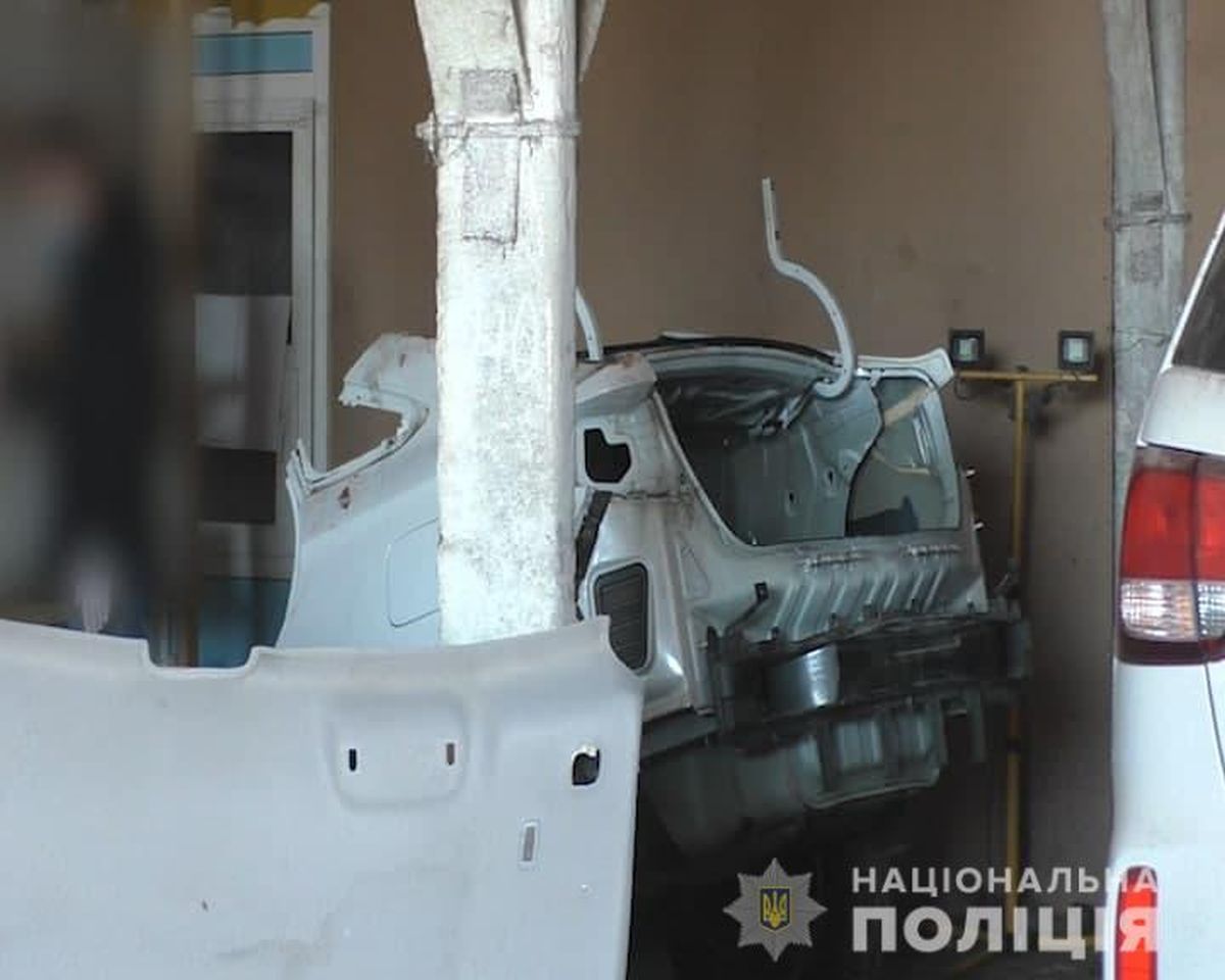Поліція затримала мешканців Рівного, які розбирали на деталі викрадені авто