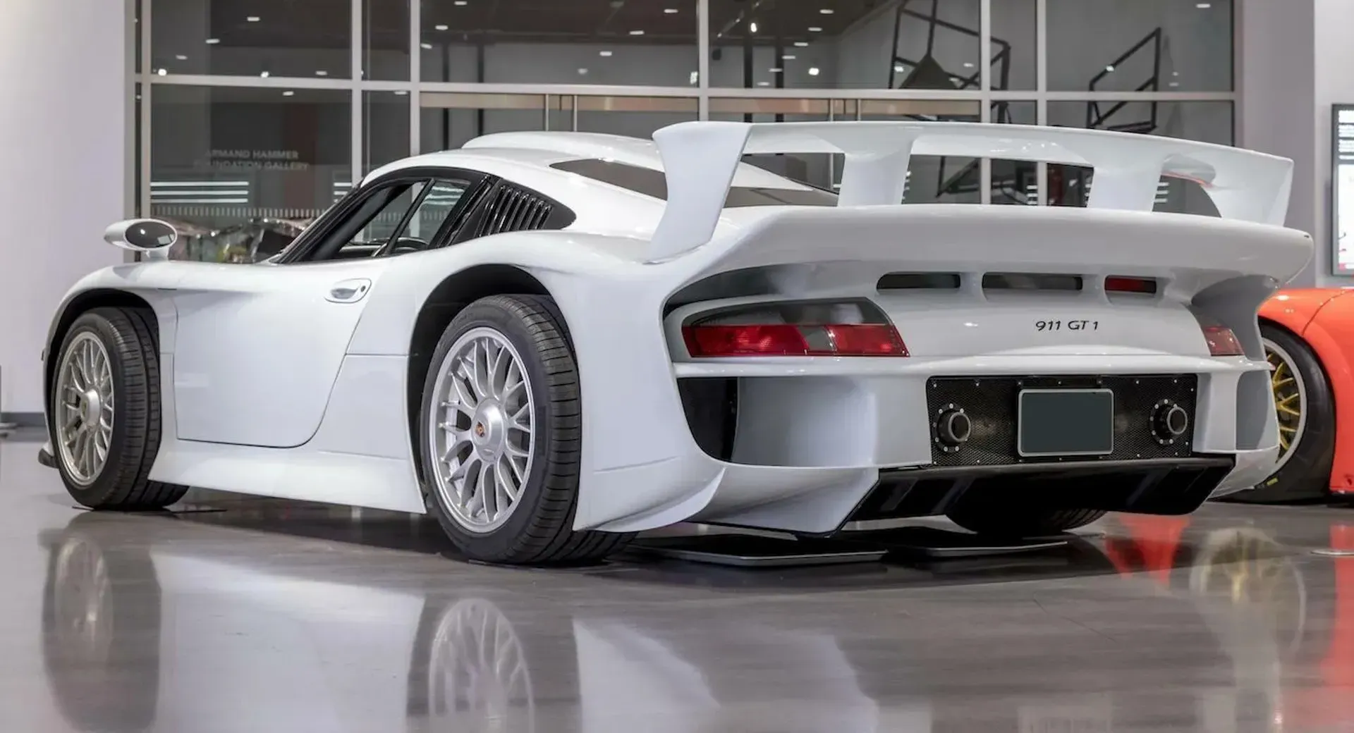 Унікальний Porsche 911 GT1 Strassenversion продають за 10,5 млн