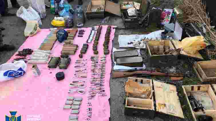 Поліцейський на Донеччині продавав криміналітету зброю із зони ООС