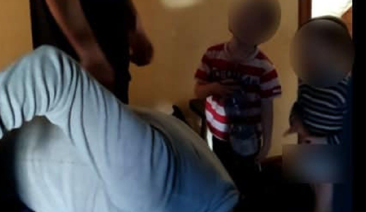 Поліцейські забрали двох хлопчиків у нетверезих батьків з Тернополя