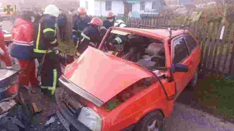 Львівські рятувальники вирізали пасажира з деформованого після ДТП авто