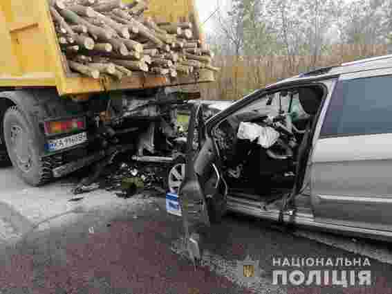 Поблизу Рівного водій легковика в’їхав у вантажівку з деревиною і загинув