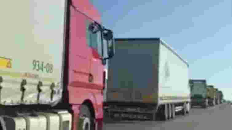 Десятки вантажівок заблокували об'їзну дорогу Львова