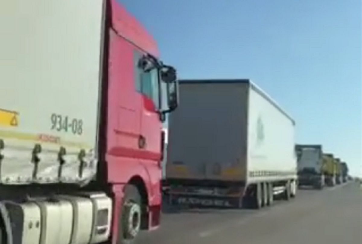 Десятки вантажівок заблокували об'їзну дорогу Львова