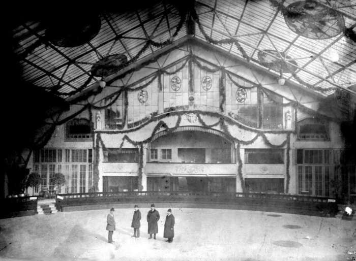 Всередині палацу Скейтинг Рінг