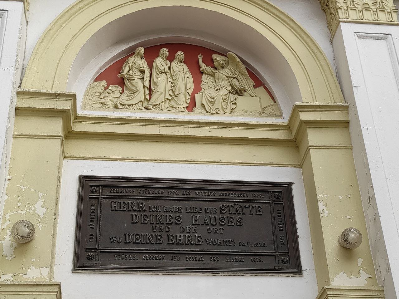 Барельєф на фасаді церкви святої Урсули