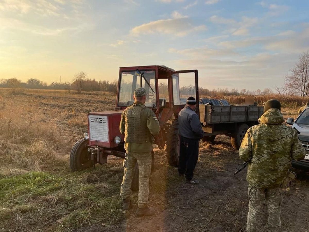 За 300 метрів від польського кордону зупинили контрабандиста на тракторі