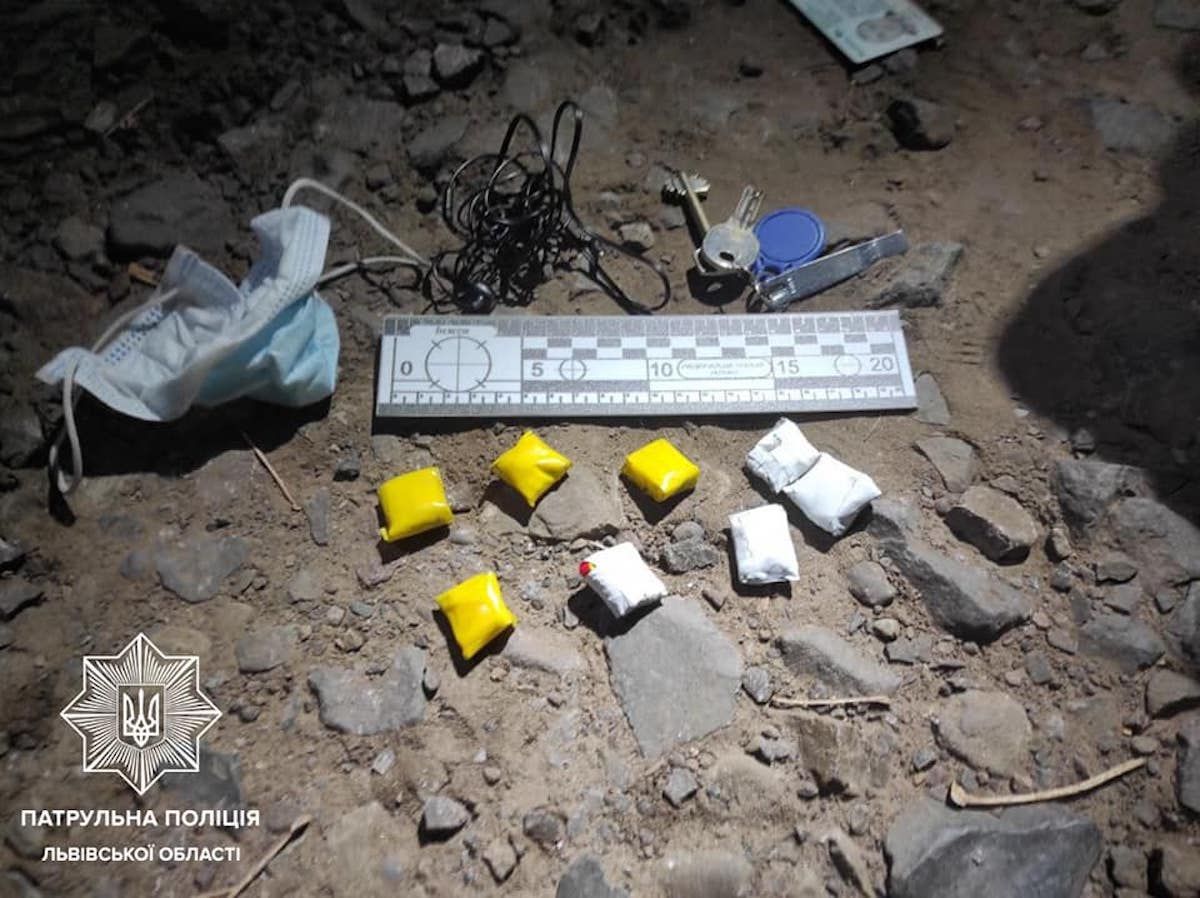 Львівські поліцейські впіймали 28-річного закладчика наркотиків 
