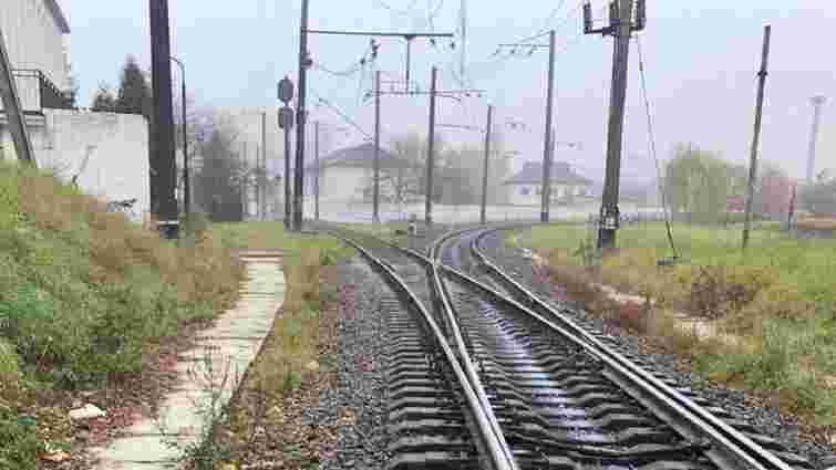 На залізничній колії у Львові знайшли мертвим невідомого чоловіка