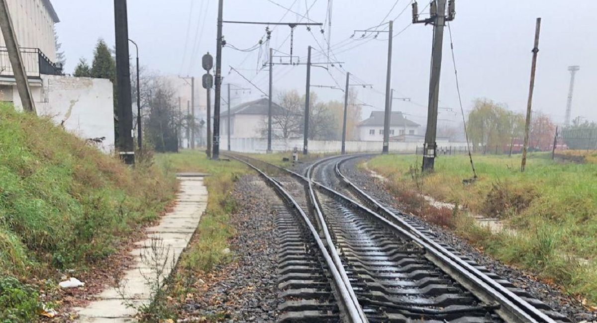На залізничній колії у Львові знайшли мертвим невідомого чоловіка