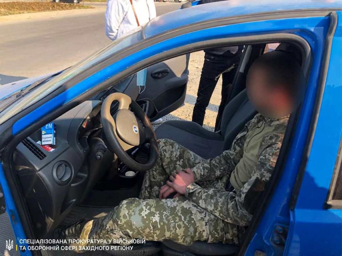 23-річного закарпатського прикордонника затримали на хабарі у 1000 доларів