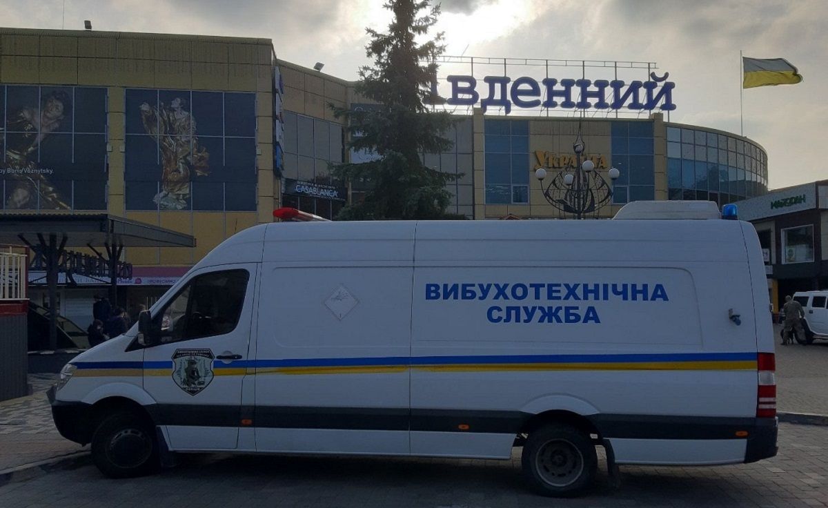 Через повідомлення про замінування з трьох ТРЦ Львова евакуювали людей