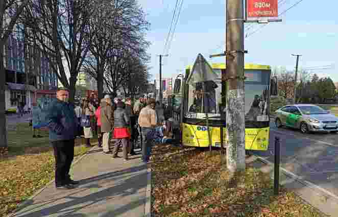 Водій львівської маршрутки помер через серцевий напад за кермом