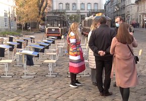 На пікет проти дистанційного навчання у Львові зібралося менше 10 людей
