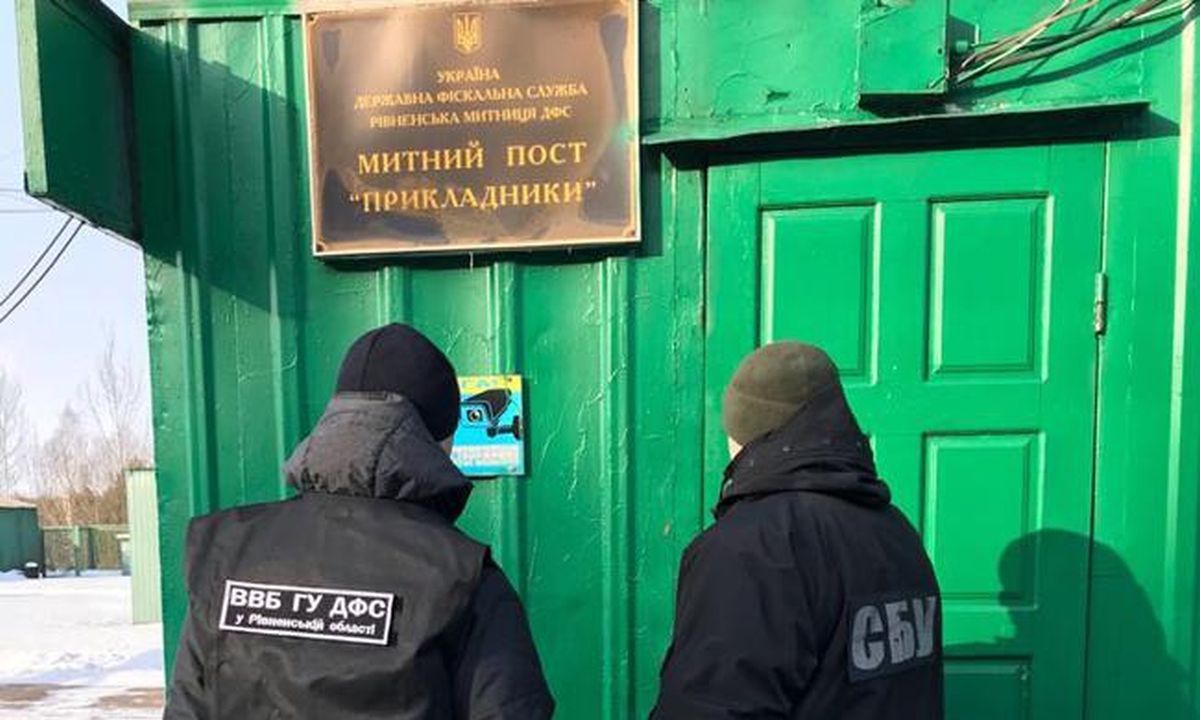 Двох рівненських митників посадили на п’ять років за хабарі