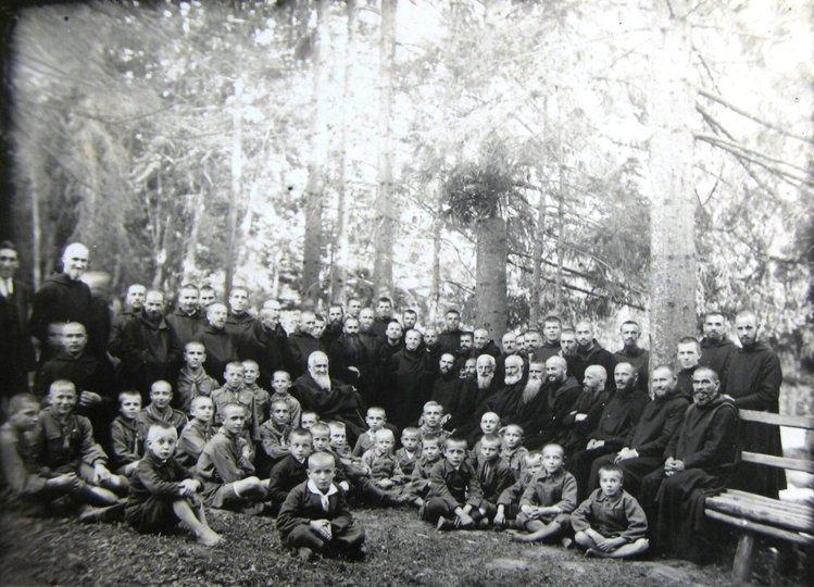 Монахи та вихованці дитячого садка в Уневі