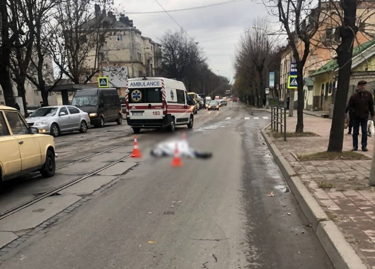 Легковик на швидкості на смерть збив пішохода на «зебрі» у Львові