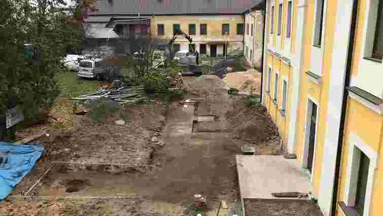 Під час ремонту подвір'я у Луцьку відкопали фундамент древнього костелу