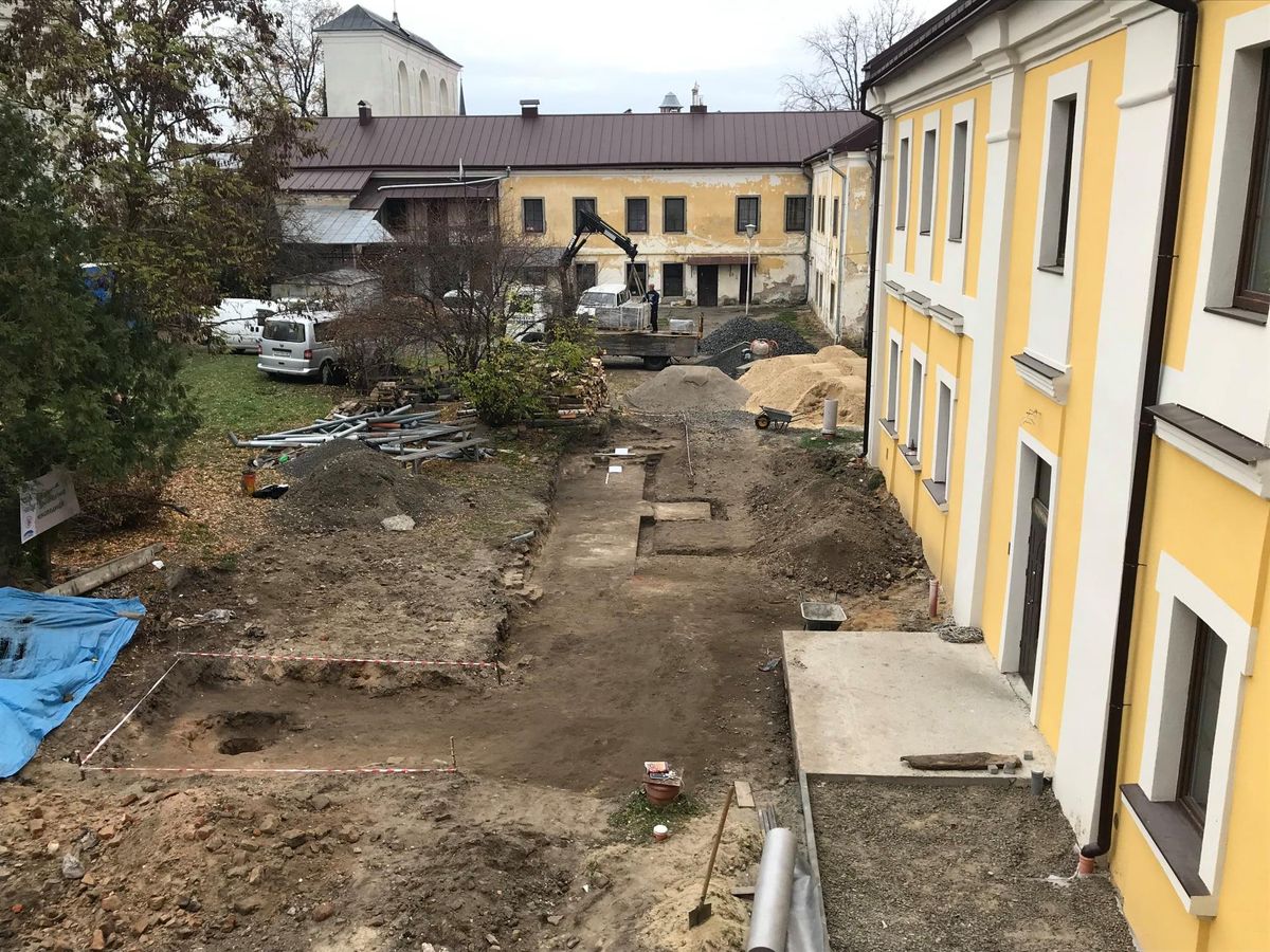 Під час ремонту подвір'я у Луцьку відкопали фундамент древнього костелу
