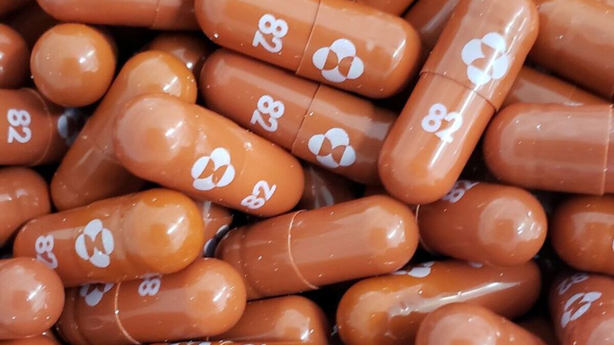 Британія першою у світі дозволила використання таблеток від коронавірусу