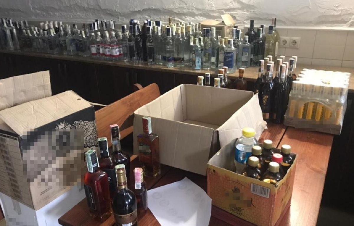 На Яворівщині виявили п'ять складів з фальсифікатом алкоголю та тютюну