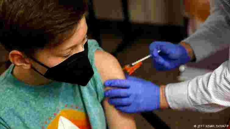 У Нью-Йорку батькам пропонують по 100 доларів за вакцинацію дітей