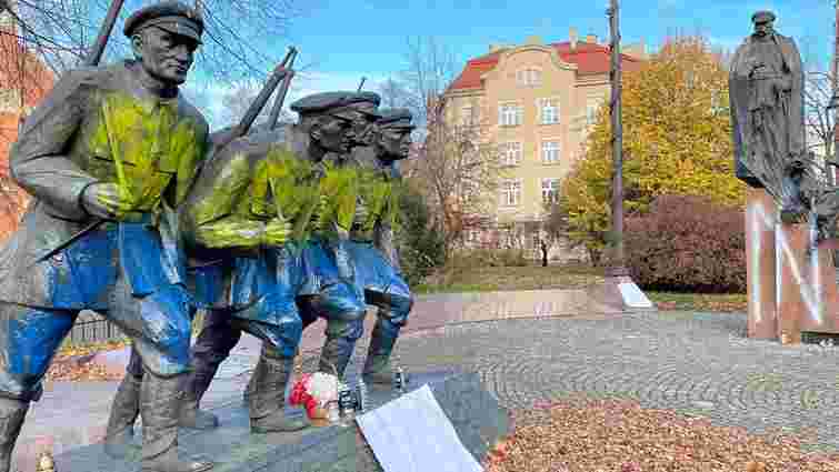 Пам'ятник Пілсудському у центрі Кракова розмалювали у кольори українського прапора