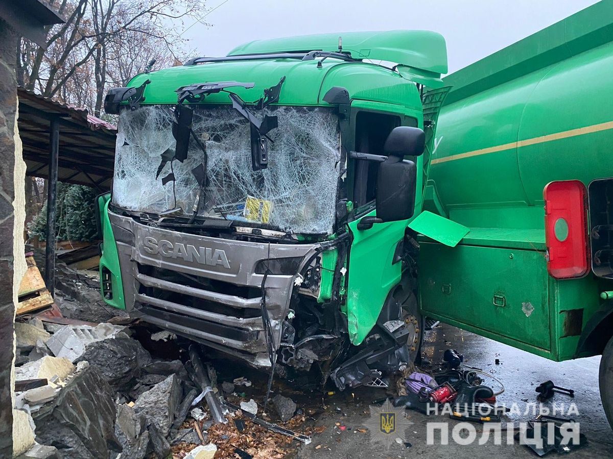У лобовому зіткненні з бензовозом на Закарпатті загинув 48-річний водій 
