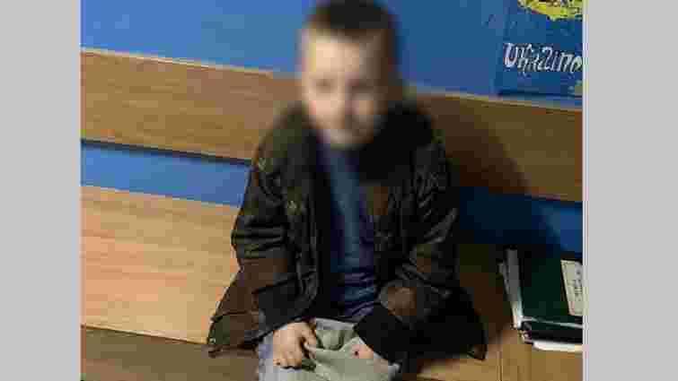 Знайдену біля п'яної матері дитину забрали у львівський притулок