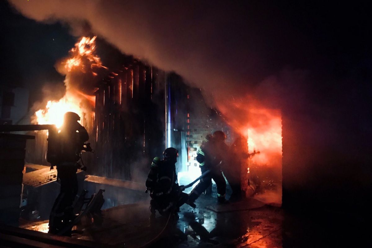 У центрі Львова вночі горіла будівля шиномонтажу